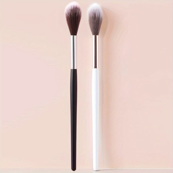 Radiance Revealed Series: Exclusive Tapered Highlighter Brush