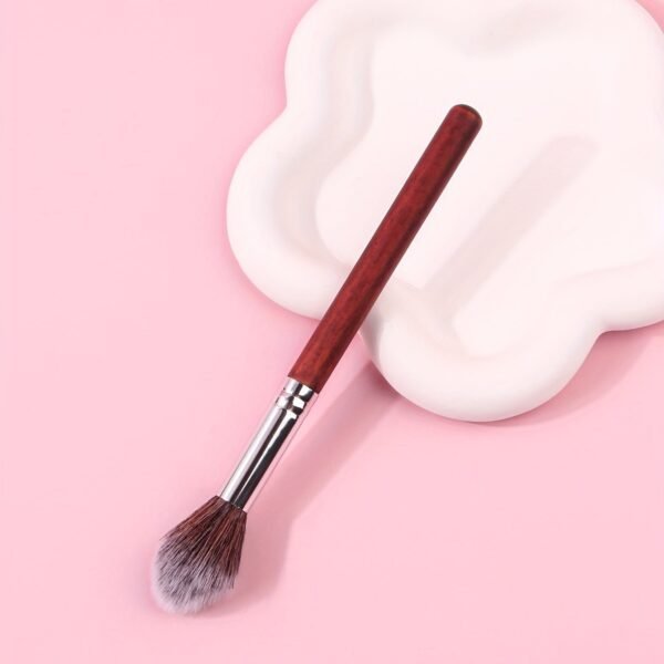 Premium Nylon Bristle Highlighter Brush: Natural and Sheer Finish