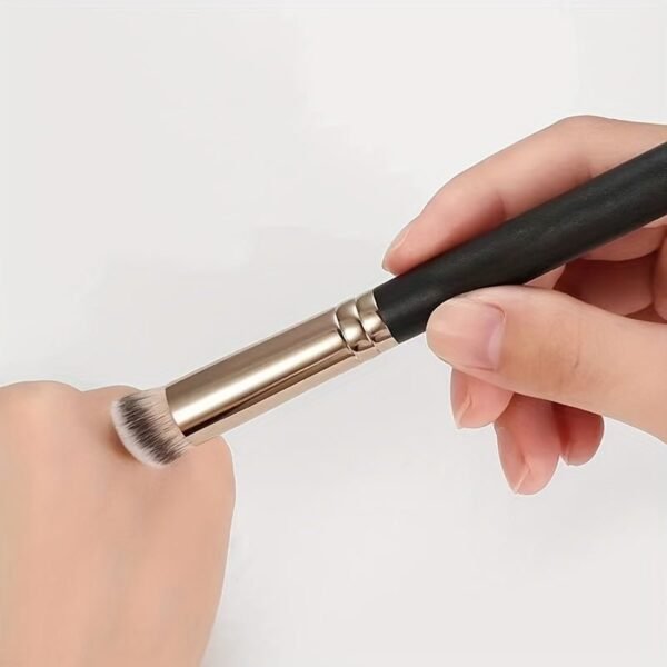 ded056c29916509f429ea957b38a8125-1.jpg Flawless Concealer Series: Round Head Concealer Brush for a Natural, Seamless Finish